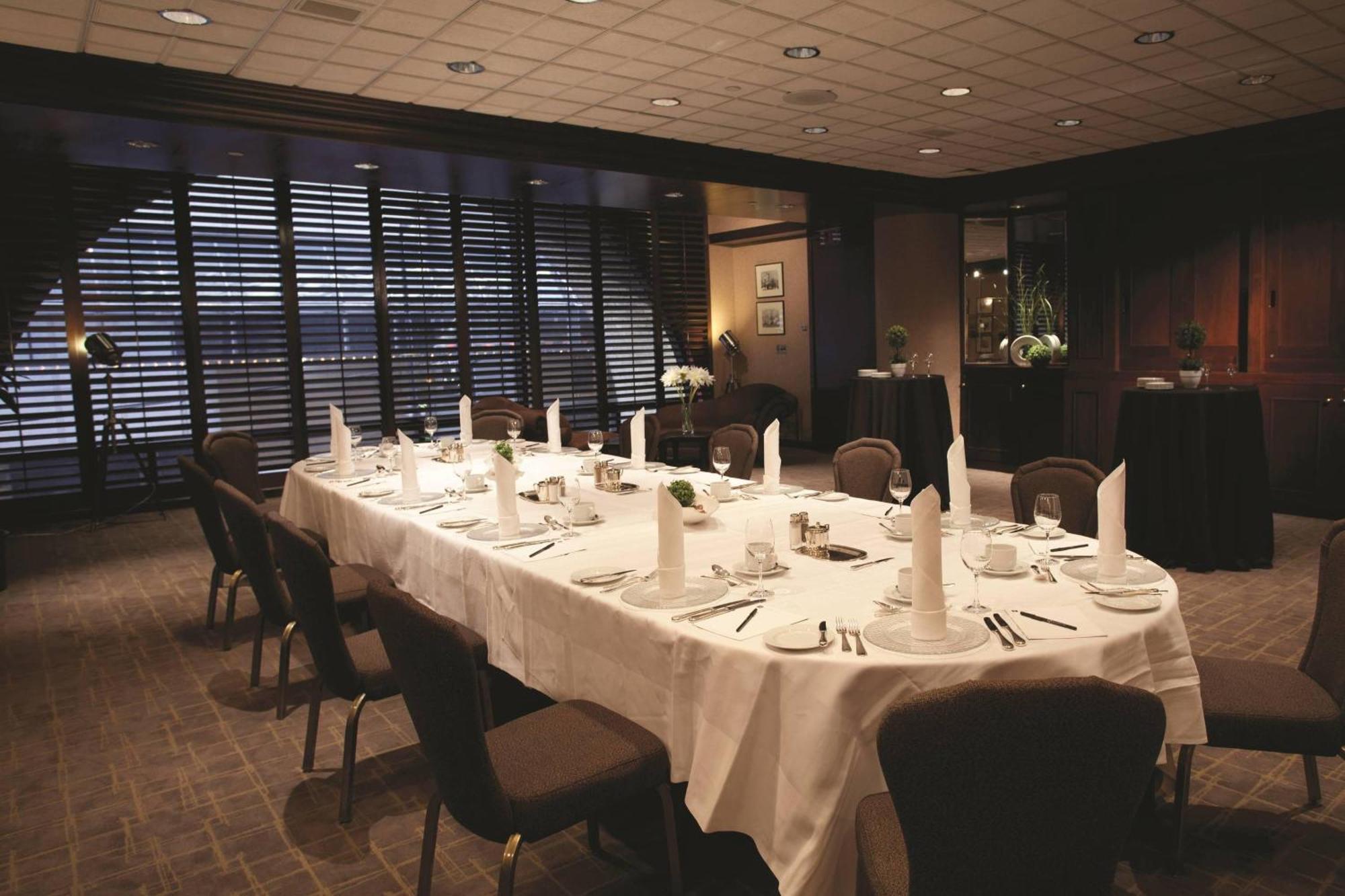 Metropolitan Hotel Vancouver Bagian luar foto